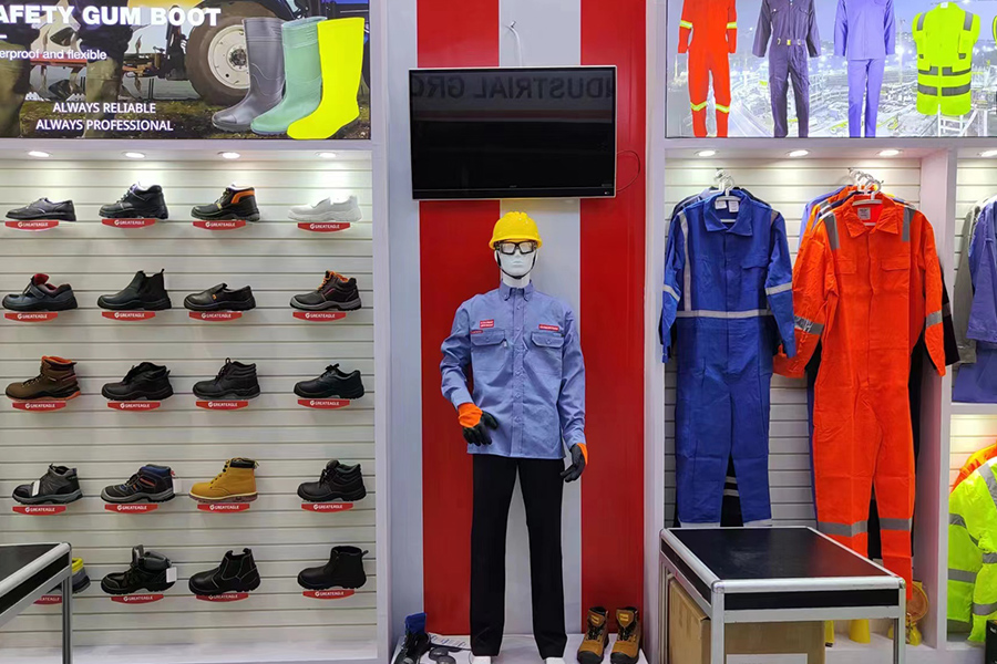 産業環境で PVC 安全靴を着用する主な利点は何ですか?