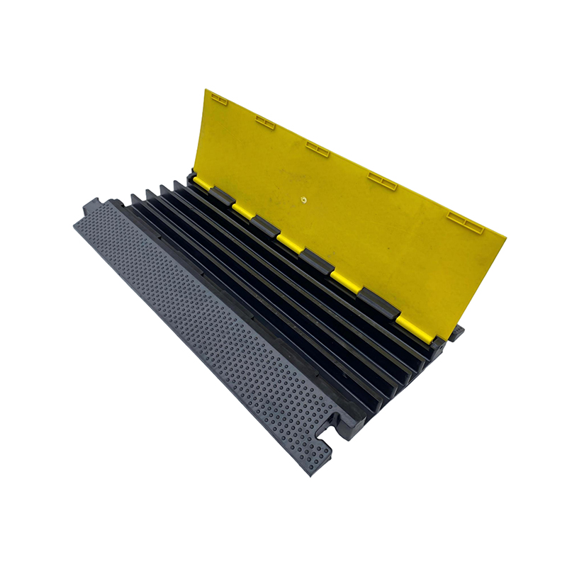 SH018-5S 耐久性の高いモジュラー連動ゴムおよびプラスチック ケーブル プロテクター