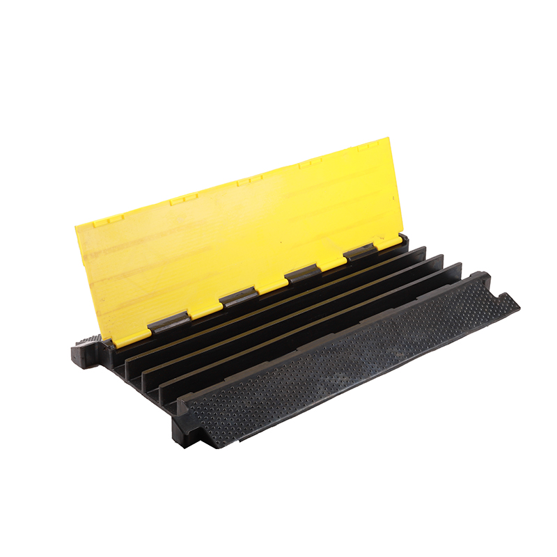 SH024-4B 工業グレードの屋外用防水ゴムおよびプラスチック ケーブル プロテクター